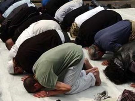 ഷിയാ സുന്നി വിഭാഗം ഒരുമിച്ചു ചേര്‍ന്ന് നമസ്‌കാരം നിര്‍വഹിച്ചു.