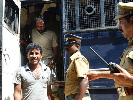 'ആ' ബോട്ട് കേരളത്തെ ലക്ഷ്യം വച്ച് വന്നത് തന്നെ? 2 പാകിസ്താനികളെ കാണാനില്ല, ആയുധ കൈമാറ്റമോ?