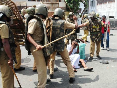 പരാതി തീര്‍ന്നില്ലേ... എസ്എഫ്‌ഐ ഇതാ തെരുവിലിറങ്ങി; അക്രമം, ലാത്തിച്ചാര്‍ജ്ജ്