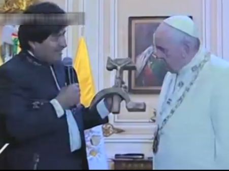 'അരിവാള്‍ ചുറ്റിക യേശുക്രിസ്തു',പോപ്പിന് 'കമ്യൂണിസ്റ്റ് ക്രിസ്തുവിനെ' നല്‍കി ബൊളീവിയന്‍ പ്രസിഡന്‍റ്