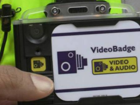 യൂണിഫോമില്‍ കാമറയുമായി അബുദാബി പോലീസ്!!!