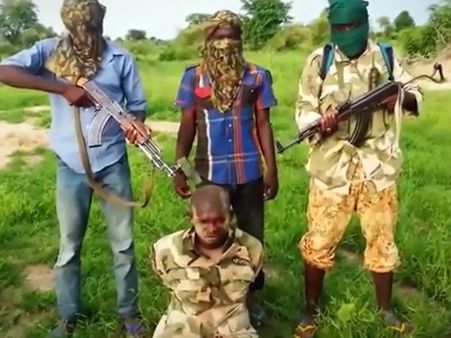 ബോക്കൊ ഹറാം തീവ്രവാദികള്‍ ഐസിസിന്റെ പാതയില്‍, സൈനികന്റെ കഴുത്തറക്കുന്ന വീഡിയോ പുറത്ത് വിട്ടു