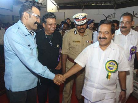 ചെന്നിത്തലയെ കണ്ടപ്പോള്‍ 'സിങ്കം' കൈ കൊടുത്തു... ഇതാ പുതിയ വിവാദം!!!