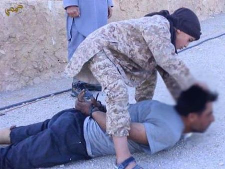 പത്തുവയസ്സുകാരനെ കൊണ്ട് കഴുത്തറപ്പിച്ച് ഐസിസിന്റെ ക്രൂരത