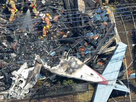 വിമാനം തകര്‍ന്ന്‌ വീണ്‌ വീടുകള്‍ക്ക്‌ തീ പിടിച്ചു