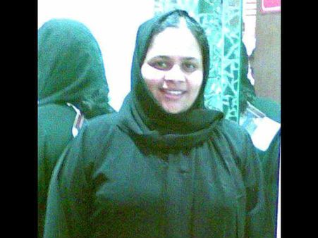 ശിരോവസ്ത്രം: പര്‍ദ്ദയണിഞ്ഞ് സിന്ധു ജോയുടെ പ്രതിഷേധം