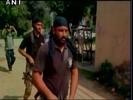 തീവ്രവാദികള്‍ പാകിസ്താനില്‍ നിന്നും, ഒരു തീവ്രവാദിയെ വധിച്ചു, 4 പേര്‍ ബാക്കി