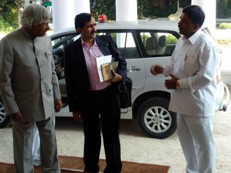 സദ്യ കഴിയ്ക്കാന്‍ ഇഷ്ടപ്പെടുന്ന, ഡ്രൈവറുടെ സംഗീതം ആസ്വദിയ്ക്കുന്ന കലാം, കാണൂ