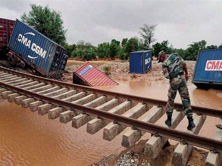 മണിപ്പൂരില്‍ മഴയും ഉരുള്‍പൊട്ടലും, ഒട്ടേറെ മരണം, ദുരിതം ബംഗാളിലും