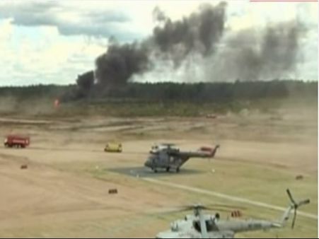 അഭ്യാസപ്രകടനത്തിനിടെ ഹെലികോപ്റ്റര്‍ തകര്‍ന്നു,പൈലറ്റ് മരിച്ചു,വീഡിയോ കാണാം