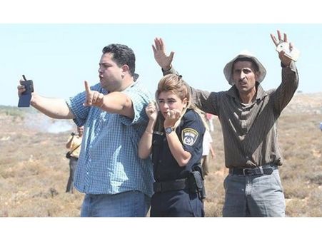 ഇസ്രായേലി വനിതാ പൊലീസിനെ സംരക്ഷിക്കുന്നു പാലസ്തീന്‍ യുവാക്കള്‍ , ഫോട്ടോ വൈറലാവുന്നു