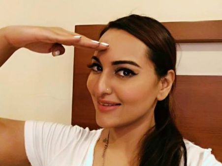 ട്വിറ്ററില്‍ സെലിബ്രിറ്റികളുടെ വക സല്യൂട്ട്‌സെല്‍ഫി: എന്താണ് സംഭവം?