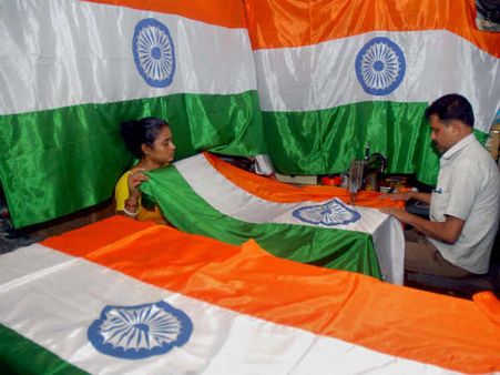 ജീവിക്കാന്‍ വേണ്ടി ദേശീയ പതാക വില്‍ക്കുന്ന ആറുവയസുകാരി പെണ്‍കുട്ടി