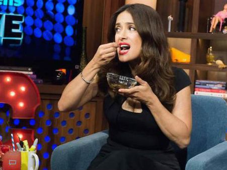 പുഴുവിനേയും തവളയേയും പൊരിച്ച് തിന്നുന്ന സുന്ദരി... ഈ താരറാണി!!!