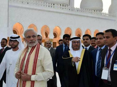 മോദി ഗ്രാന്റ് മോസ്‌ക് സന്ദര്‍ശിച്ചു; നിര്‍മ്മാണ വൈവിധ്യം മോദിയെ ആശ്ചര്യപ്പെടുത്തി