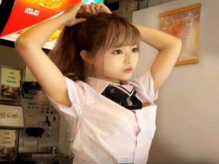 അതി സുന്ദരി റെസ്റ്റോറന്റ് ജീവനക്കാരിയായാല്‍ എന്തു സംഭവിക്കും?