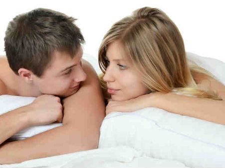 നവദമ്പതിമാര്‍ക്കിടയില്‍ നഗ്നനായി കിടന്നുറങ്ങിയ വിരുതന്‍ അകത്തായി!