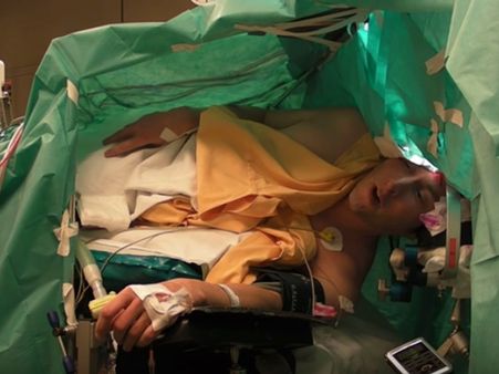 ബ്രെയിന്‍ ട്യൂമര്‍ ശസ്ത്രക്രിയ നടന്നുക്കൊണ്ടിരിക്കുമ്പോള്‍ രോഗിയോട് പാട്ടുപാടണമെന്ന് ഡോക്ടര്‍