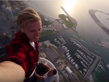 101 നിലകളുള്ള പ്രിന്‍സസ് ടവറിന്റെ മുകളില്‍നിന്ന് ചെറുപ്പക്കാരന്റെ സാഹസിക പ്രകടനം!!