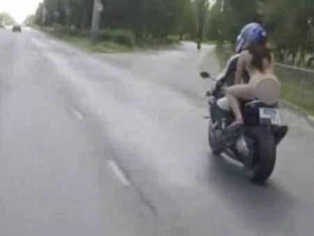 ബൈക്കിന് പിന്നില്‍ പൂര്‍ണ നഗ്നയായി യുവതി; വീഡിയോ വൈറല്‍