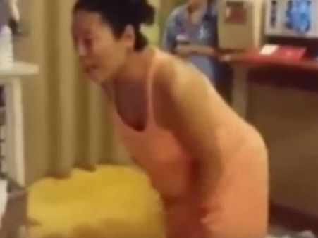 പ്രസവ വേദന കടുത്തപ്പോള്‍ ഗര്‍ഭിണി ലേബര്‍ റൂമില്‍ ഡാന്‍സ്‌ ചെയ്‌തു, വീഡിയോ വൈറല്‍