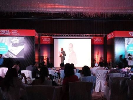 എക്‌സ്പ്രസ് മണി റിവാര്‍ഡ്‌സ് പോയിന്റ് കാര്‍ഡുകള്‍ പുറത്തിറക്കി.