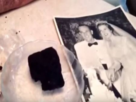 വിവാഹ ദിവസത്തെ കേക്ക് 60ാം വിവാഹവാര്‍ഷിക ദിനത്തിലും ദമ്പതികള്‍ കഴിച്ചു