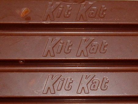 യാത്രക്കാരന്റെ ബാഗില്‍ നിന്നും കിറ്റ്കാറ്റ് അടിച്ചുമാറ്റിയ പോര്‍ട്ടറെ ദുബായ് പോലീസ് പൊക്കി