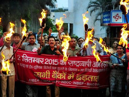 ബംഗാളില്‍ പണിമുടക്ക് അനുകൂലികള്‍ക്ക് പൊതിരെ തല്ല്, കേരളത്തിലോ?
