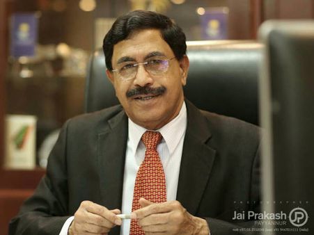 കരീം വെങ്കിടങ്ങിനെ ഡോക്ടറേറ്റ് നല്‍കി ആദരിക്കുന്നു