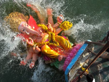 പ്ലാസ്റ്റിക് വിഗ്രഹങ്ങള്‍ ഇനിമുതല്‍ യമുനയില്‍ ഒഴുക്കരുത്