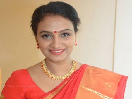 അമ്മയ്ക്കും പെങ്ങള്‍ക്കും സുഖം തന്നെയല്ലേ.... ഫേസ്ബുക്കില്‍ കൃഷ്ണപ്രഭയുടെ മറുപടി വൈറല്‍!