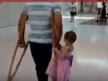 മകളെ എടുക്കാന്‍ വികലാംഗനായ അച്ഛന്‍ കണ്ടെത്തിയ വഴി, ഹൃദയസ്പര്‍ശിയായ വീഡിയോ