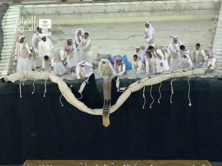 കഅബയ്ക്ക് പുതിയ കിസ്വ; കിസ്വയുടെ കൂടുതല്‍ വിവരങ്ങള്‍ ഇവയാണ്‌