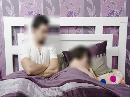 ഭര്‍ത്താവിന്‍റെ അവിഹിത ബന്ധം പൊളിച്ചടുക്കി ഭാര്യ, പരസ്യമായി ബോര്‍ഡ് വച്ച് പ്രതികാരം, കാണൂ