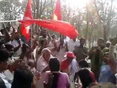 ഇത് സര്‍ക്കാരിന്റെ വാക്കല്ല, കഴുത്തില്‍ കയറിട്ട് ഭീഷണിയുമായി ചെങ്ങറ സമരക്കാര്‍ മരത്തിന് മുകളില്‍