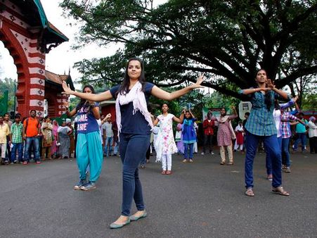 ഇതാണ്  ഫ്ലാഷ് മോബ്....കണ്ടു നോക്കൂ