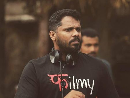 'സഖാവ് കുപ്പായം' അഴിച്ച് വയ്ക്കാന്‍ പറഞ്ഞ വിദ്വാന് ആഷിഖ് അബു കൊടുത്ത മറുപടി