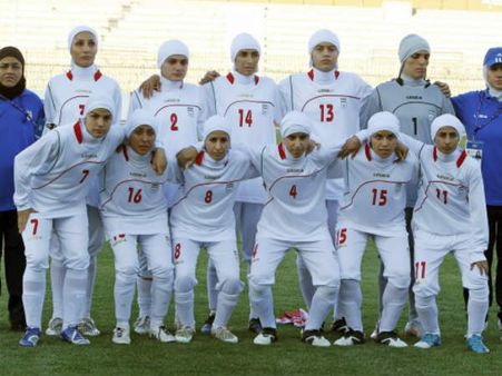 കടുത്ത ഇസ്ലാമിക നിയമങ്ങളുള്ള ഇറാനിലെ വനിത ഫുട്ബോള്‍ ടീമില്‍ കളിക്കാരായി 8 പുരുഷന്‍മാര്‍!