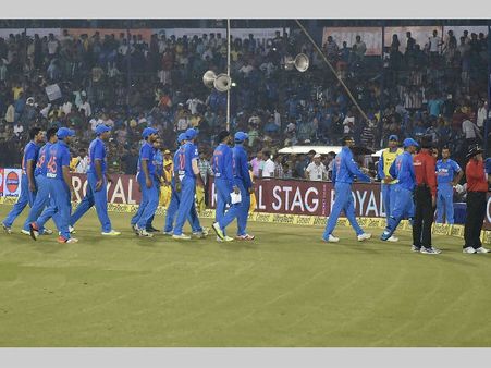 എന്തിന് ബോട്ടിലുകള്‍ അനുവദിച്ചു? ബിസിസിഐയുടെ ചോദ്യം