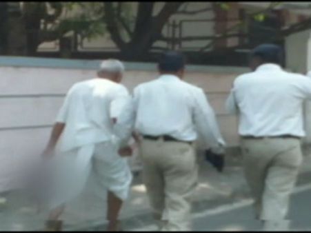 ഭാര്യയുടെ തലയറുത്തെടുത്ത് റോഡിലിറങ്ങി... വീഡിയോ