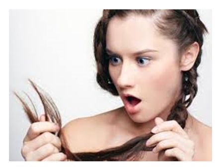 സഹയാത്രികയുടെ മുടി മുറിച്ച യുവാവിനെ യാത്രക്കാര്‍ പൊതിരെ തല്ലി