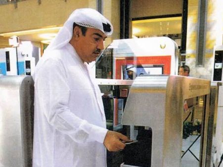 സ്മാര്‍ട്ട്‌ഫോണ്‍ ഉപയോഗിച്ചും എമിറേറ്റ്‌സ് ഐഡി ഉപയോഗിച്ചും ദുബായ് വിമാനത്താവളത്തില്‍ എമിഗ്രേഷന്‍ പൂര്‍ത്തിയാക്കാം.