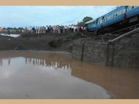 ട്രെയിന്‍ പാളം തെറ്റി പുഴയിലേക്ക്, ഓടിക്കൂടിയവര്‍ അന്തം വിട്ടു