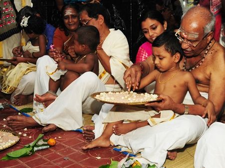 കരഞ്ഞും ചിരിച്ചും അറിവിന്‍റെ ആദ്യാക്ഷരം കുറിച്ച് കുരുന്നുകള്‍, കാണൂ