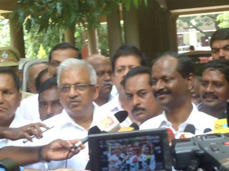 കണ്ണൂരിലെത്താന്‍ അനുമതിയില്ല; കാരായി രാജന്‍റെ വോട്ടുപിടിത്തം വാട്ട്സ് ആപ്പിലൂടെ