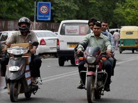 ബെംഗളൂരുവില്‍ പിന്‍സീറ്റ് യാത്രകാര്‍ക്ക് ഹെല്‍മറ്റ് നിര്‍ബന്ധമാക്കി!!