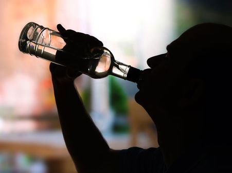 മദ്യം വേണ്ട, തിരഞ്ഞെടുപ്പ് ഡ്യൂട്ടിക്കിടെ പോലിസുകാരന്‍ വെള്ളമടിച്ചാലോ?