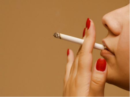 കൈയ്യിലൊരു കത്തി ചുണ്ടില്‍ 'സിഗരറ്റ്', വയറിലൊരു കുഞ്ഞ്, സൗദി സ്പോണ്‍സറെ ഞെട്ടിച്ച് പുതിയ ജോലിക്കാരി