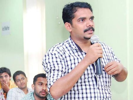 ഫറൂഖിലെ ലിംഗ വിവേചനത്തെ വിമര്‍ശിച്ചതിന് അരീക്കോട്ടെ കേളേജ് അധ്യാപകനെ പുറത്താക്കി